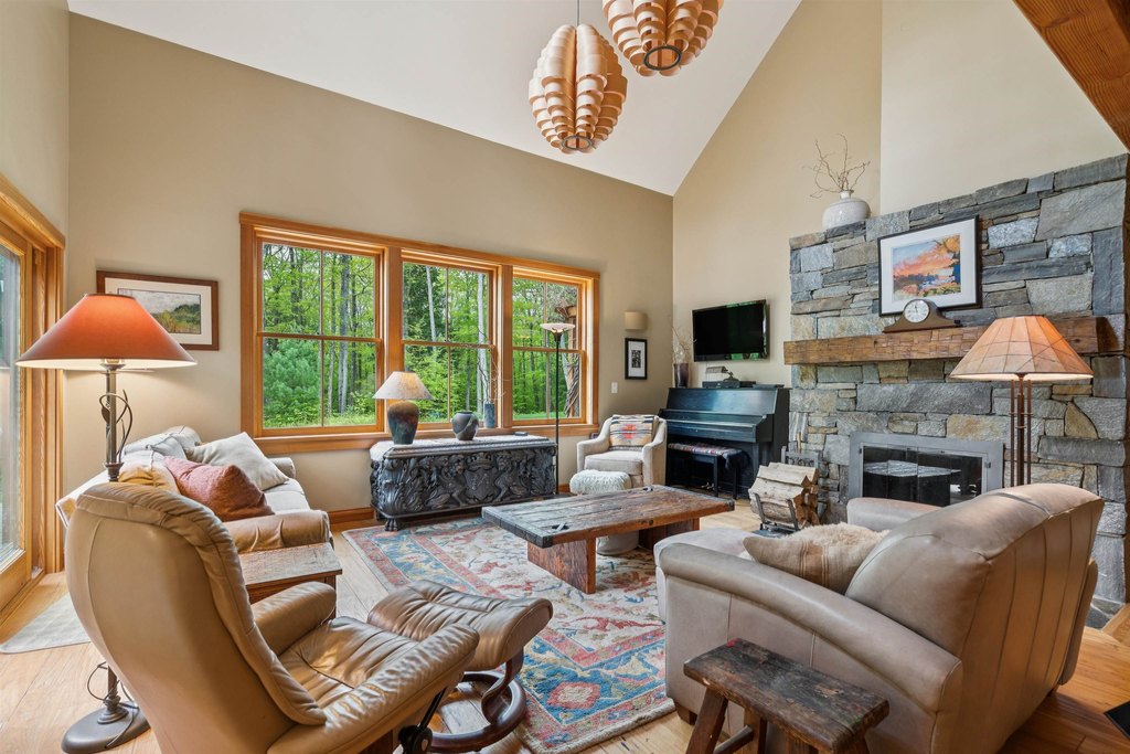 Hartford, Vermont, 05001, United States, 2 Bedrooms Bedrooms, ,2.5 BathroomsBathrooms,Residential,Forsale,1999512