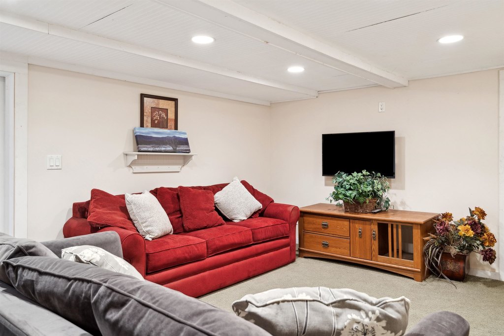 Lyme, New Hampshire, 03768, United States, 4 Bedrooms Bedrooms, ,3.5 BathroomsBathrooms,Residential,Forsale,1999511