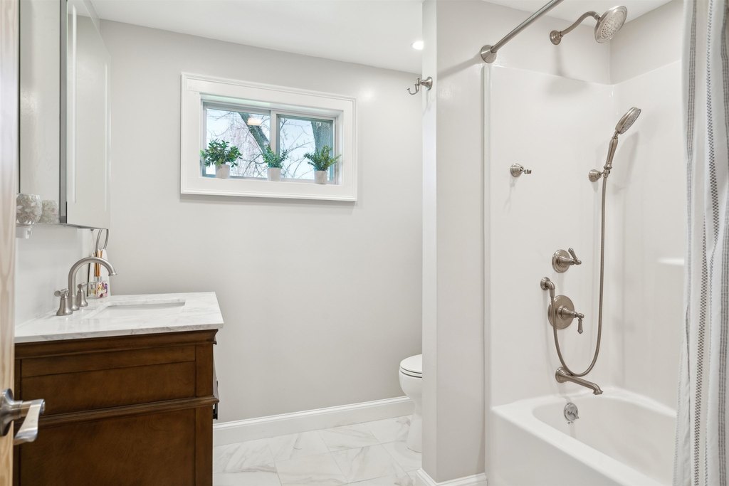 Lyme, New Hampshire, 03768, United States, 4 Bedrooms Bedrooms, ,3.5 BathroomsBathrooms,Residential,Forsale,1999511