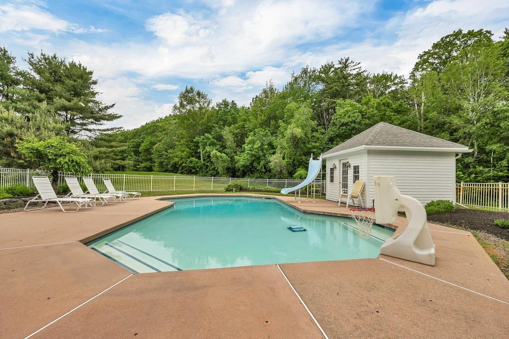 Gilford, New Hampshire, 03249, United States, 4 Bedrooms Bedrooms, ,3.5 BathroomsBathrooms,Residential,Forsale,1893887