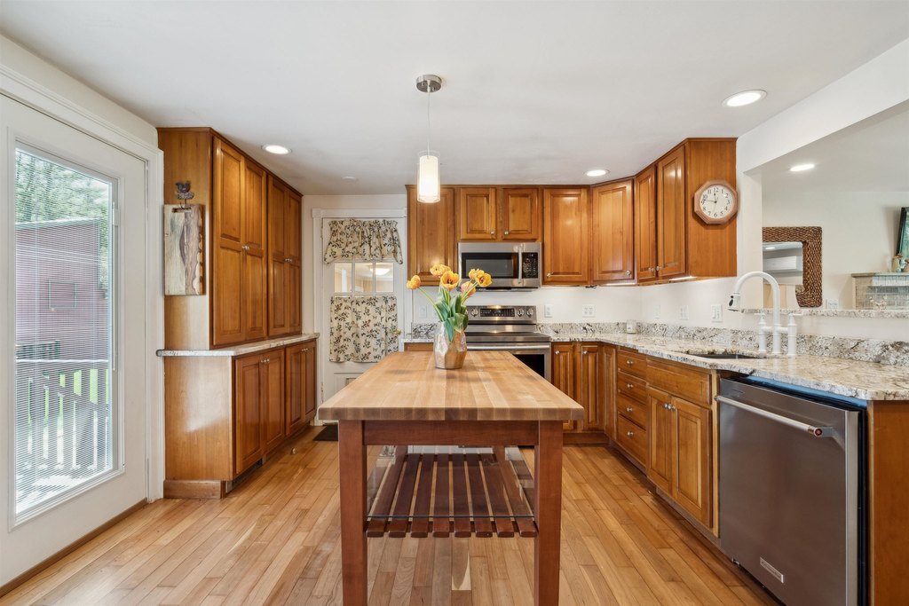 Lyme, New Hampshire, 03768, United States, 4 Bedrooms Bedrooms, ,3.5 BathroomsBathrooms,Residential,Forsale,1999511