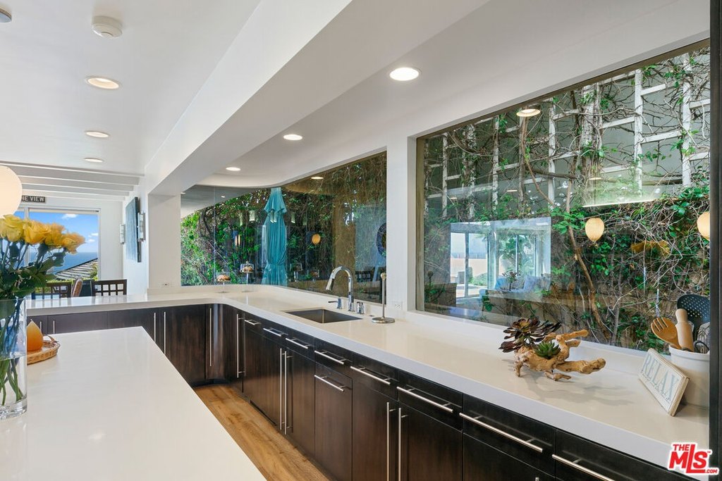 Malibu, California, 90265, United States, 3 Bedrooms Bedrooms, ,4 BathroomsBathrooms,Residential,Forsale,2009628