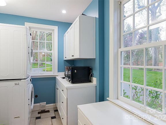 Asheville, North Carolina, 28803, United States, 7 Bedrooms Bedrooms, ,5 BathroomsBathrooms,Residential,Forsale,1886080