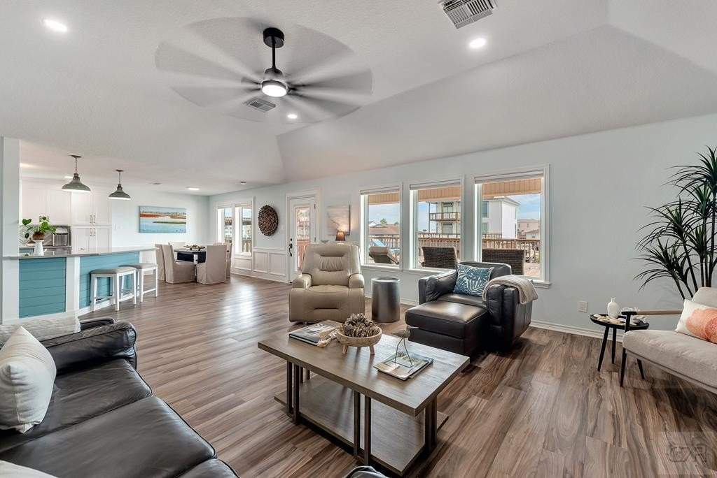 Tiki Island, Texas, 77554, United States, 2 Bedrooms Bedrooms, ,2.5 BathroomsBathrooms,Residential,Forsale,1953101