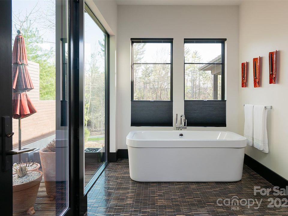 Asheville, North Carolina, 28803, United States, 4 Bedrooms Bedrooms, ,4 BathroomsBathrooms,Residential,Forsale,1886081