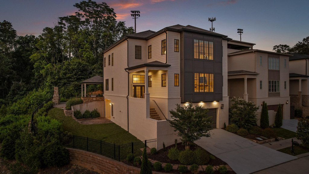 Chattanooga, Tennessee, 37405, United States, 4 Bedrooms Bedrooms, ,5.5 BathroomsBathrooms,Residential,Forsale,1894346