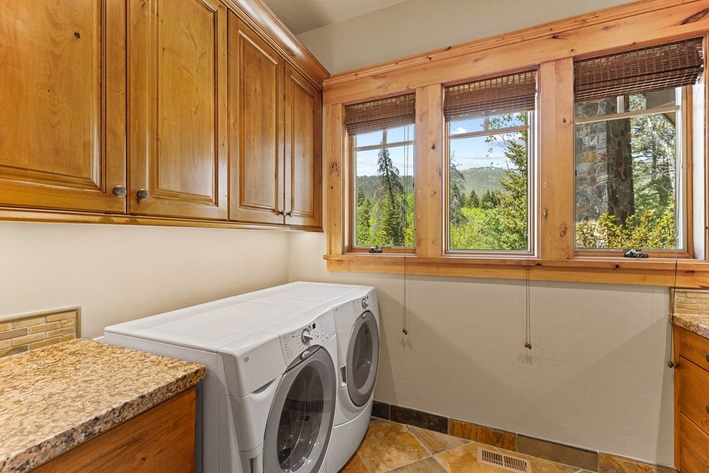 Donnelly, Idaho, 83615, United States, 4 Bedrooms Bedrooms, ,3.5 BathroomsBathrooms,Residential,Forsale,1889369