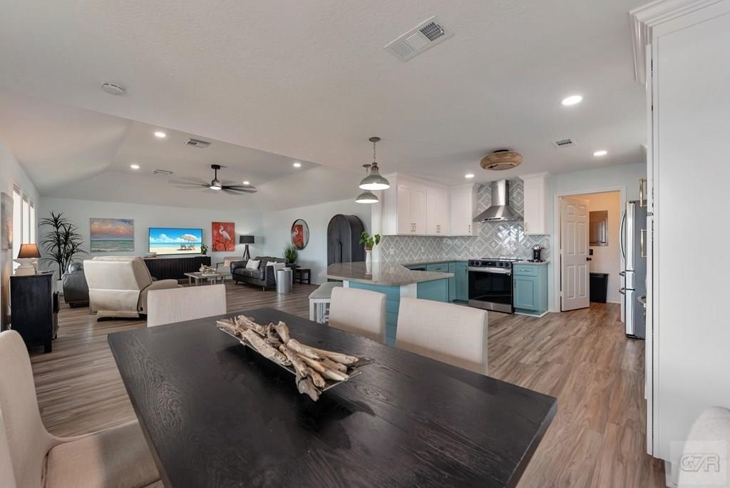 Tiki Island, Texas, 77554, United States, 2 Bedrooms Bedrooms, ,2.5 BathroomsBathrooms,Residential,Forsale,1953101