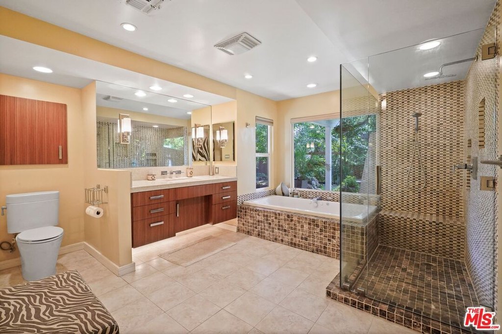 Calabasas, California, 91302, United States, 4 Bedrooms Bedrooms, ,3 BathroomsBathrooms,Residential,Forsale,1922115
