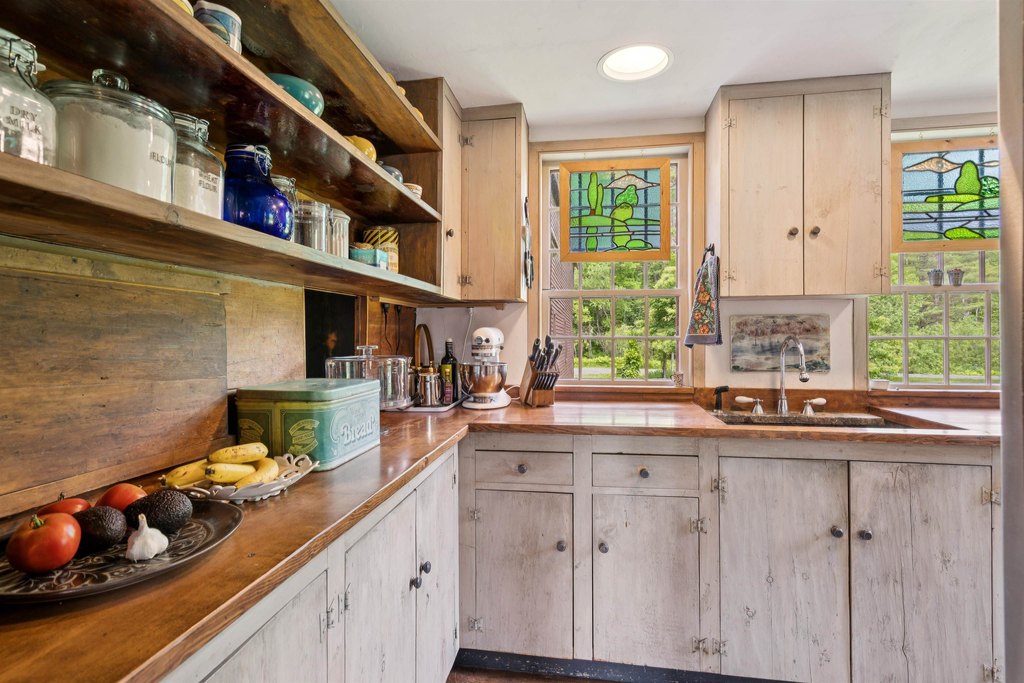 Barnard, Vermont, 05031, United States, 3 Bedrooms Bedrooms, ,3.5 BathroomsBathrooms,Residential,Forsale,1999503