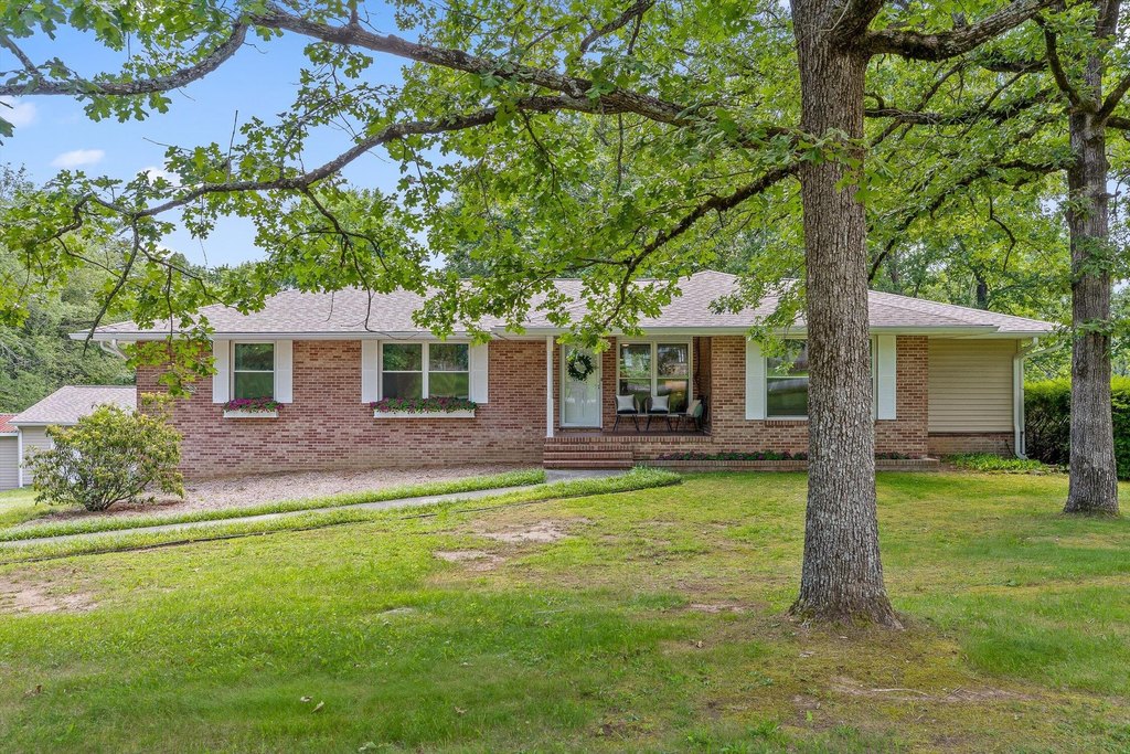 Signal Mountain, Tennessee, 37377, United States, 4 Bedrooms Bedrooms, ,4 BathroomsBathrooms,Residential,Forsale,1894388