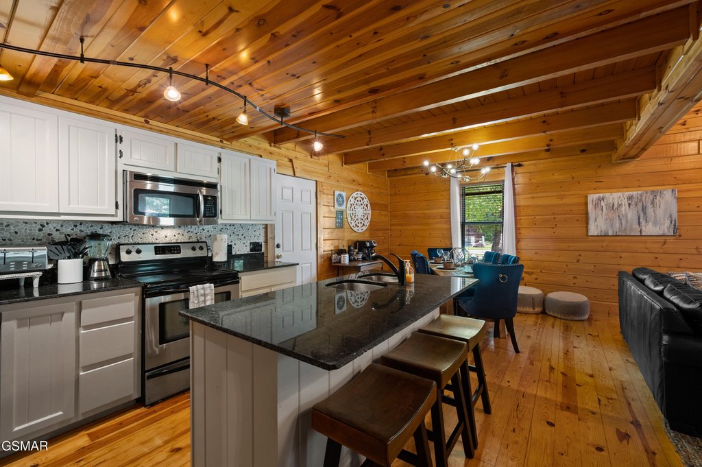 Gatlinburg, Tennessee, 37738, United States, 3 Bedrooms Bedrooms, ,2.5 BathroomsBathrooms,Residential,Forsale,1910223