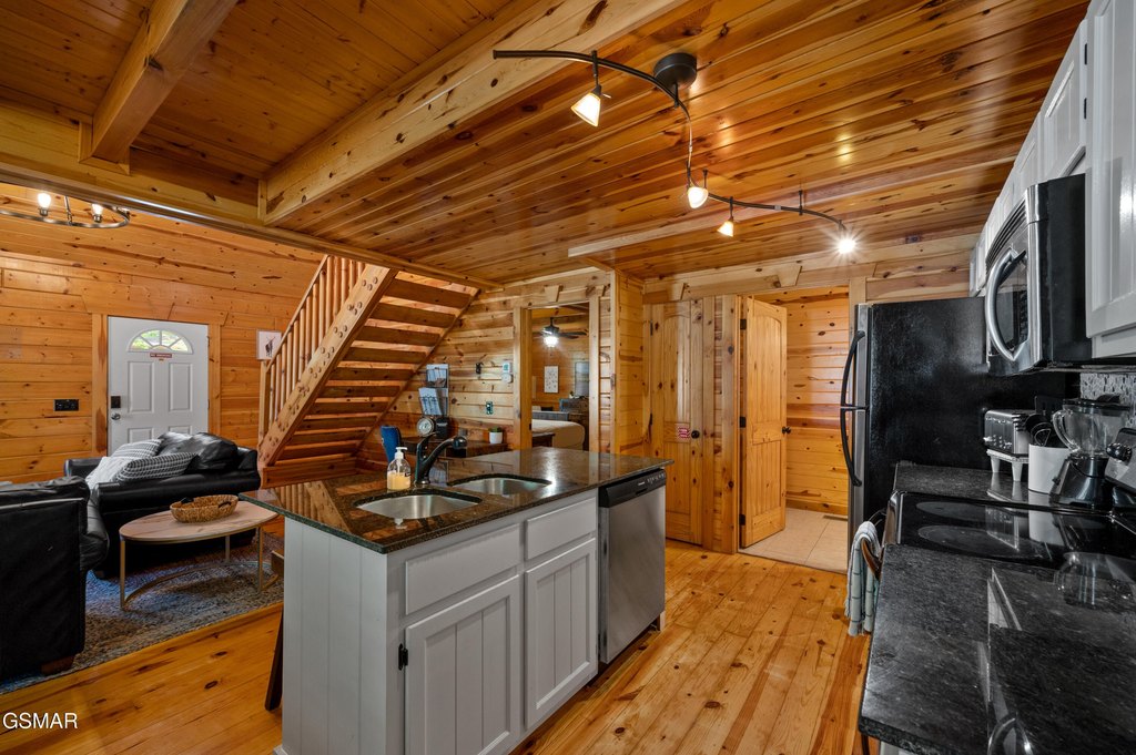 Gatlinburg, Tennessee, 37738, United States, 3 Bedrooms Bedrooms, ,2.5 BathroomsBathrooms,Residential,Forsale,1910223