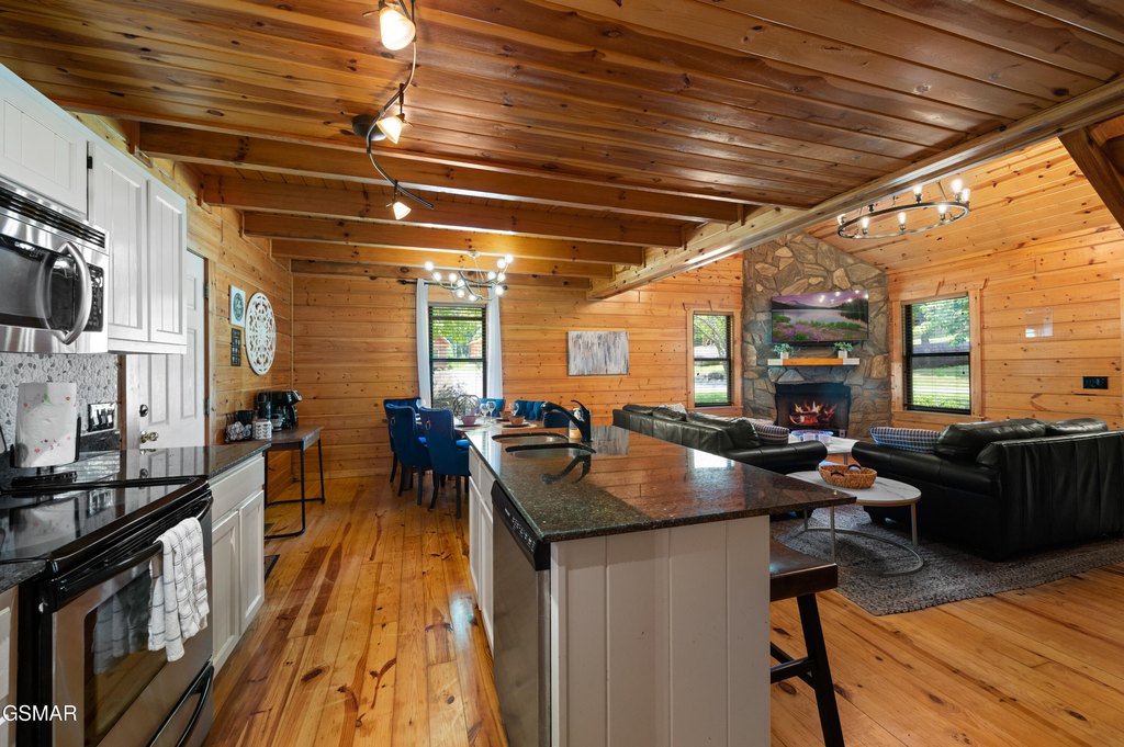 Gatlinburg, Tennessee, 37738, United States, 3 Bedrooms Bedrooms, ,2.5 BathroomsBathrooms,Residential,Forsale,1910223