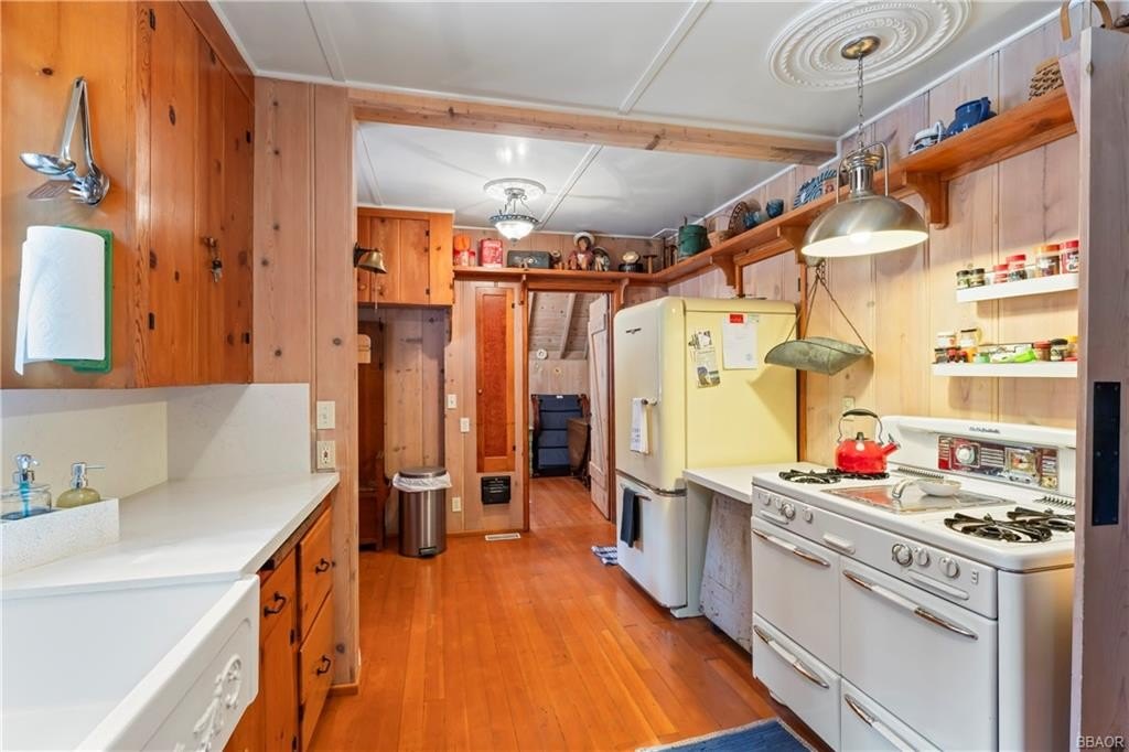 Lake Arrowhead, California, 92352, United States, 4 Bedrooms Bedrooms, ,2 BathroomsBathrooms,Residential,Forsale,1908060
