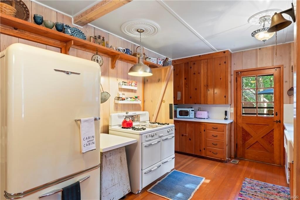 Lake Arrowhead, California, 92352, United States, 4 Bedrooms Bedrooms, ,2 BathroomsBathrooms,Residential,Forsale,1908060