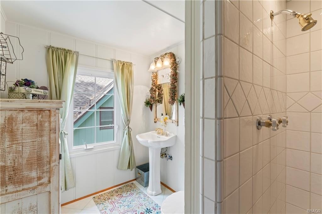 Lake Arrowhead, California, 92352, United States, 4 Bedrooms Bedrooms, ,2 BathroomsBathrooms,Residential,Forsale,1908060