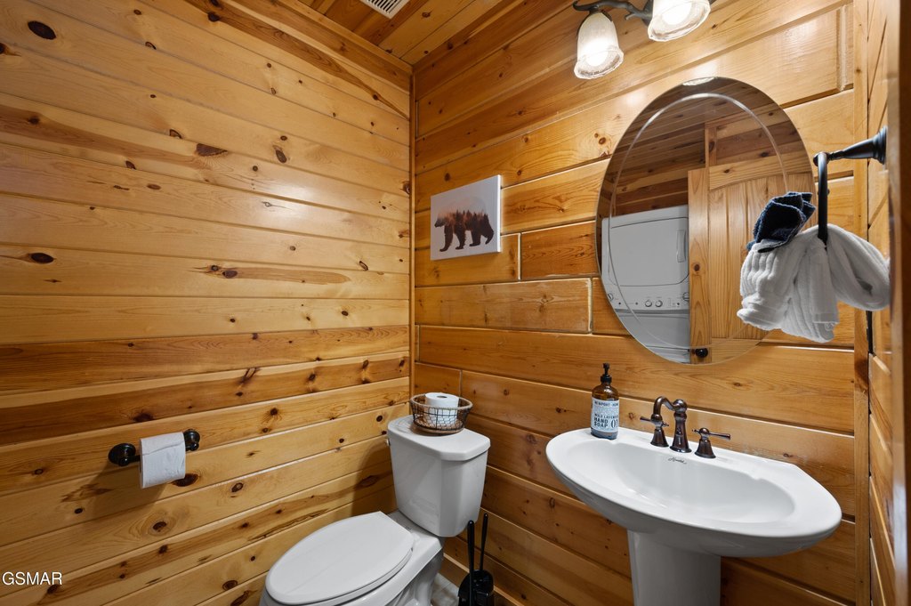 Gatlinburg, Tennessee, 37738, United States, 3 Bedrooms Bedrooms, ,2.5 BathroomsBathrooms,Residential,Forsale,1910223