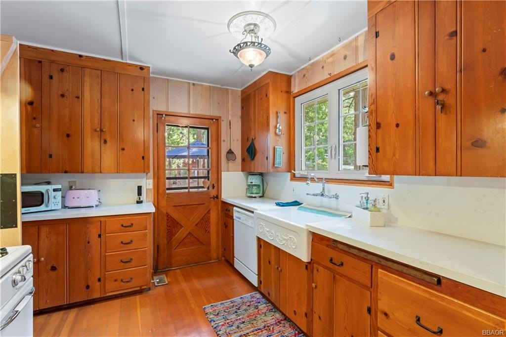 Lake Arrowhead, California, 92352, United States, 4 Bedrooms Bedrooms, ,2 BathroomsBathrooms,Residential,Forsale,1908060
