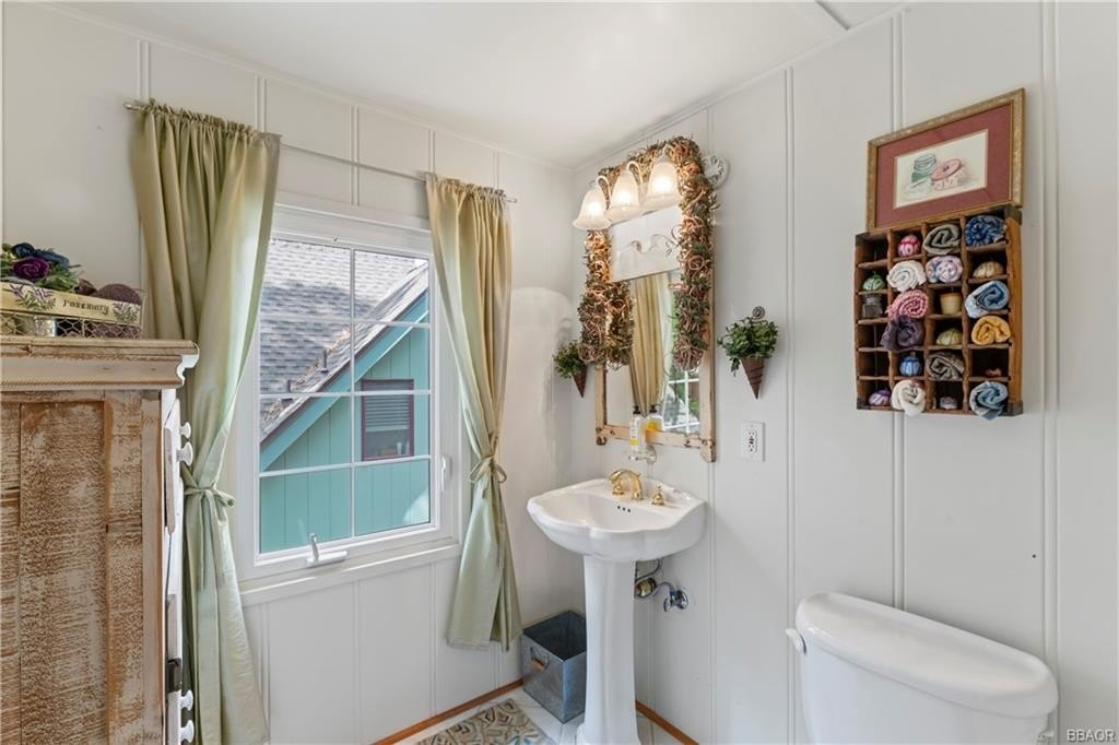 Lake Arrowhead, California, 92352, United States, 4 Bedrooms Bedrooms, ,2 BathroomsBathrooms,Residential,Forsale,1908060