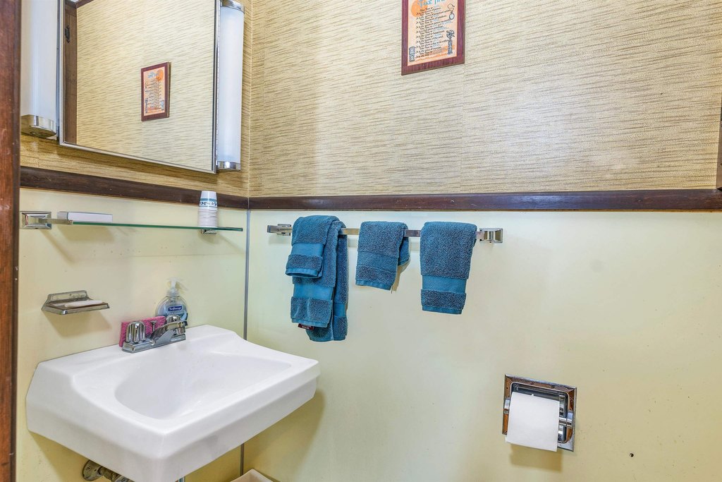 Laconia, New Hampshire, 03246, United States, 3 Bedrooms Bedrooms, ,1.5 BathroomsBathrooms,Residential,Forsale,1968465