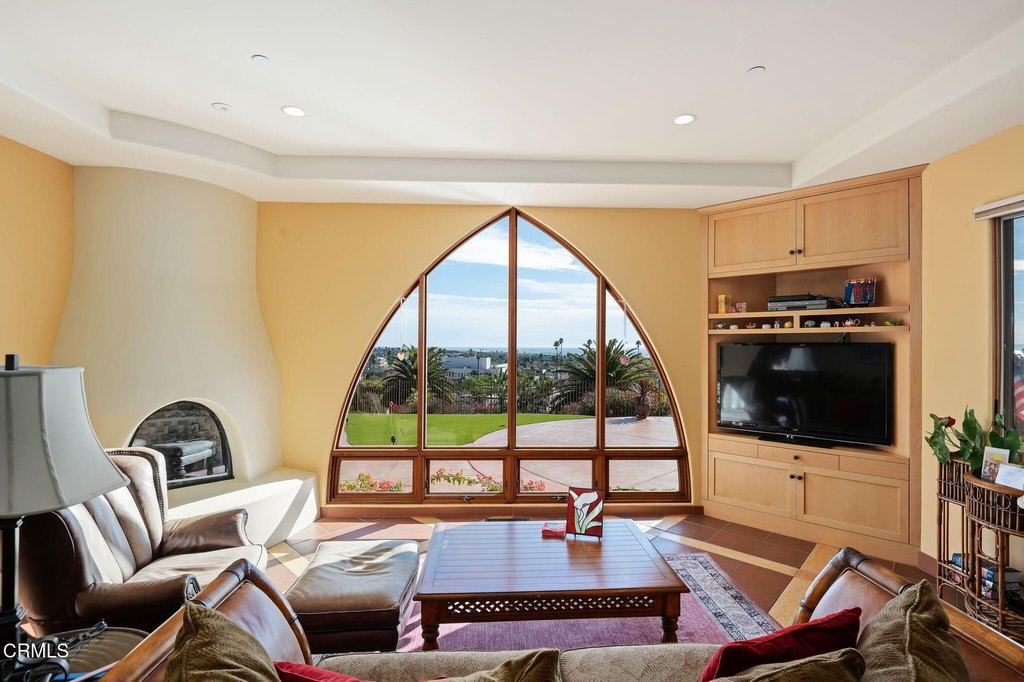 Ventura, California, 93001, United States, 3 Bedrooms Bedrooms, ,3.5 BathroomsBathrooms,Residential,Forsale,1883945