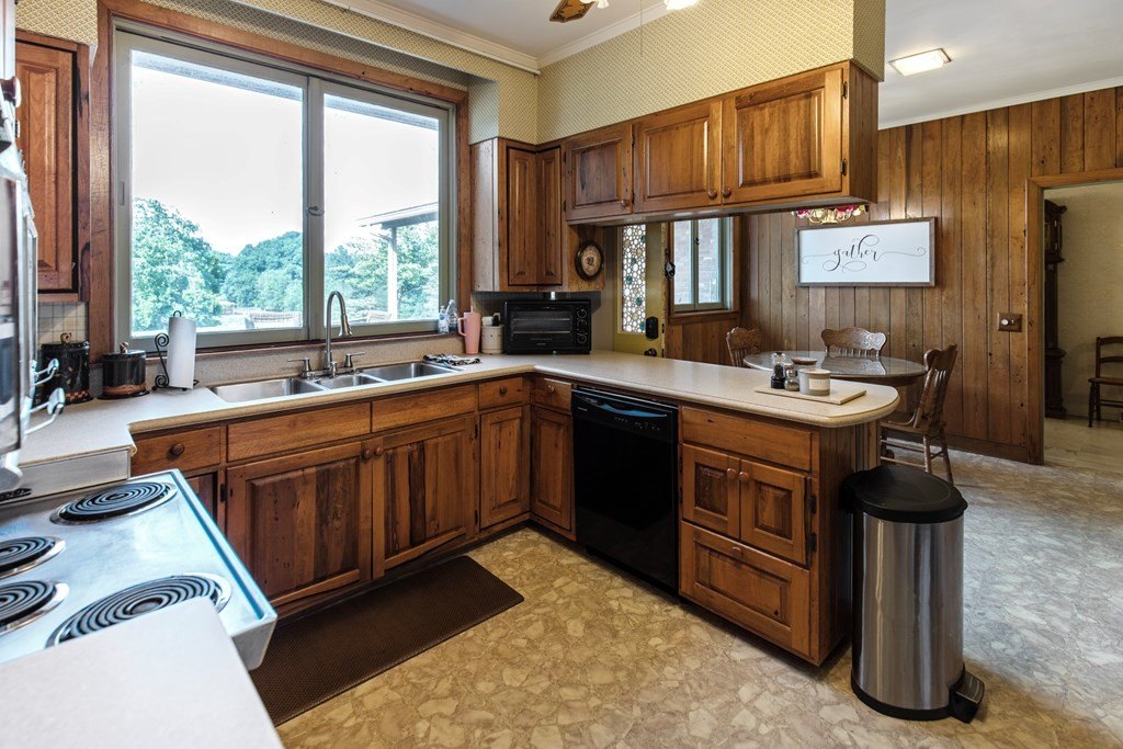 SPARTA, Tennessee, 38583, United States, 5 Bedrooms Bedrooms, ,2.5 BathroomsBathrooms,Residential,Forsale,1905427