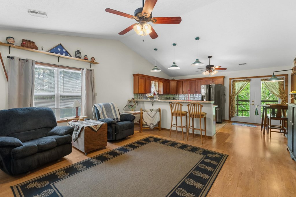 Sneedville, Tennessee, 37869, United States, 7 Bedrooms Bedrooms, ,5 BathroomsBathrooms,Residential,Forsale,1884054