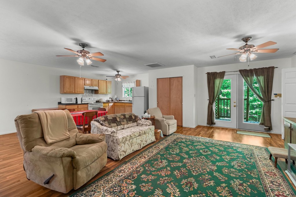 Sneedville, Tennessee, 37869, United States, 7 Bedrooms Bedrooms, ,5 BathroomsBathrooms,Residential,Forsale,1884054