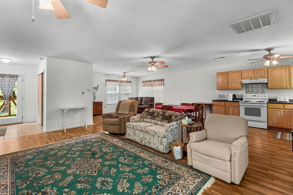 Sneedville, Tennessee, 37869, United States, 7 Bedrooms Bedrooms, ,5 BathroomsBathrooms,Residential,Forsale,1884054