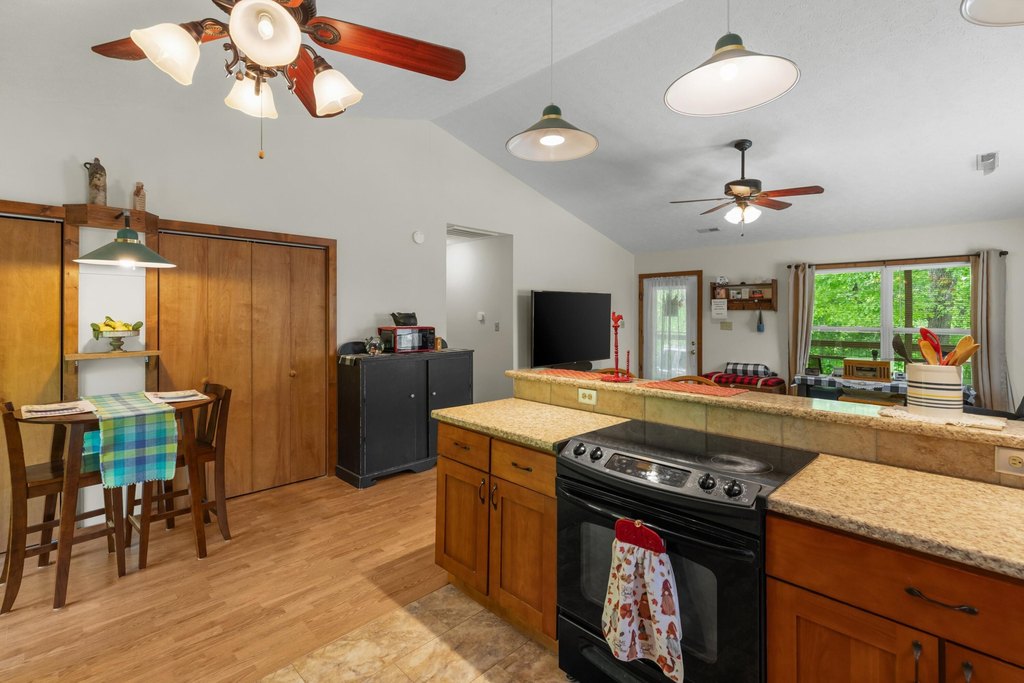 Sneedville, Tennessee, 37869, United States, 7 Bedrooms Bedrooms, ,5 BathroomsBathrooms,Residential,Forsale,1884054