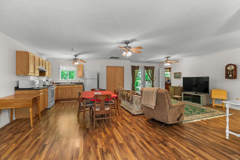 Sneedville, Tennessee, 37869, United States, 7 Bedrooms Bedrooms, ,5 BathroomsBathrooms,Residential,Forsale,1884054
