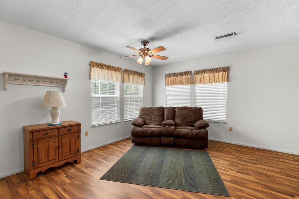 Sneedville, Tennessee, 37869, United States, 7 Bedrooms Bedrooms, ,5 BathroomsBathrooms,Residential,Forsale,1884054