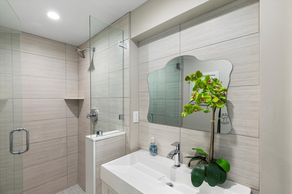 Key West, Florida, 33040, United States, 6 Bedrooms Bedrooms, ,6.5 BathroomsBathrooms,Residential,Forsale,1971989