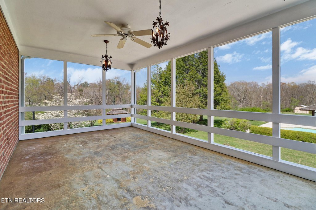 Crossville, Tennessee, 38572, United States, 5 Bedrooms Bedrooms, ,4 BathroomsBathrooms,Residential,Forsale,1907866