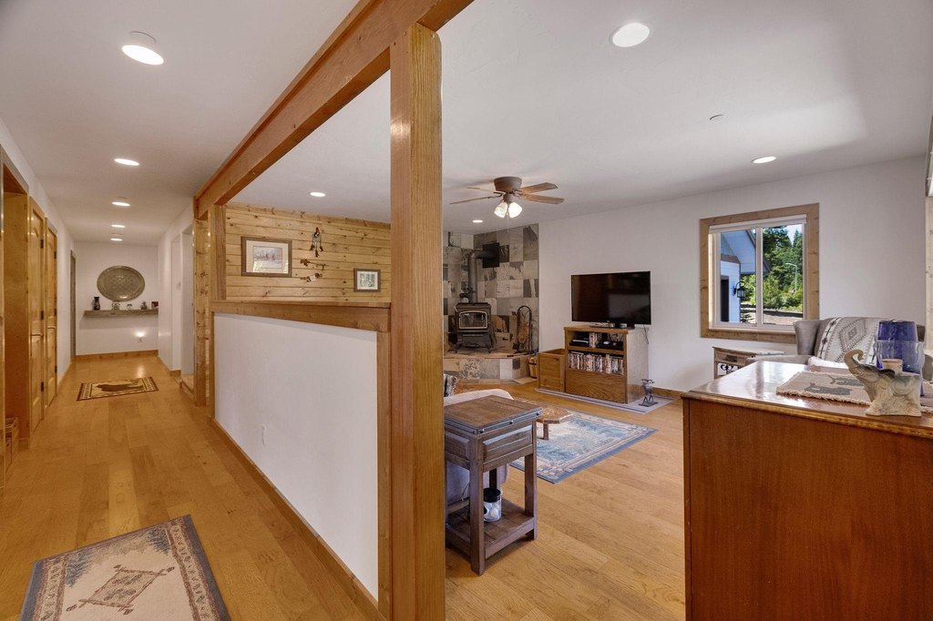 Lake Almanor, California, 96137, United States, 2 Bedrooms Bedrooms, ,2 BathroomsBathrooms,Residential,Forsale,1910295
