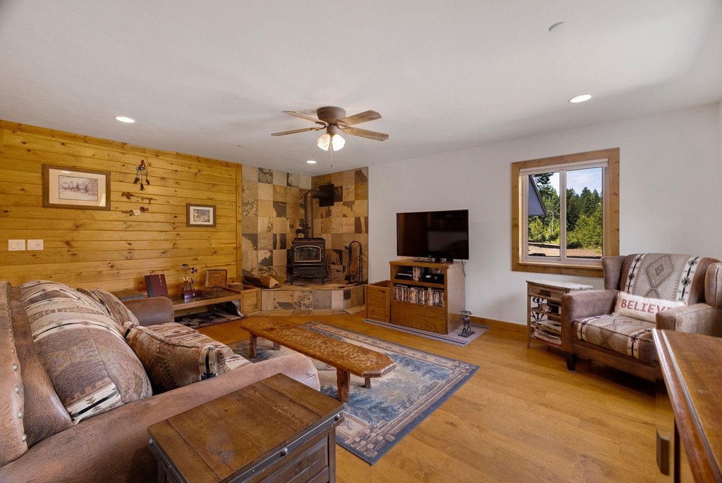 Lake Almanor, California, 96137, United States, 2 Bedrooms Bedrooms, ,2 BathroomsBathrooms,Residential,Forsale,1910295