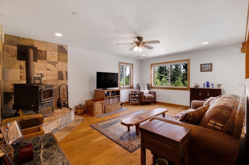 Lake Almanor, California, 96137, United States, 2 Bedrooms Bedrooms, ,2 BathroomsBathrooms,Residential,Forsale,1910295
