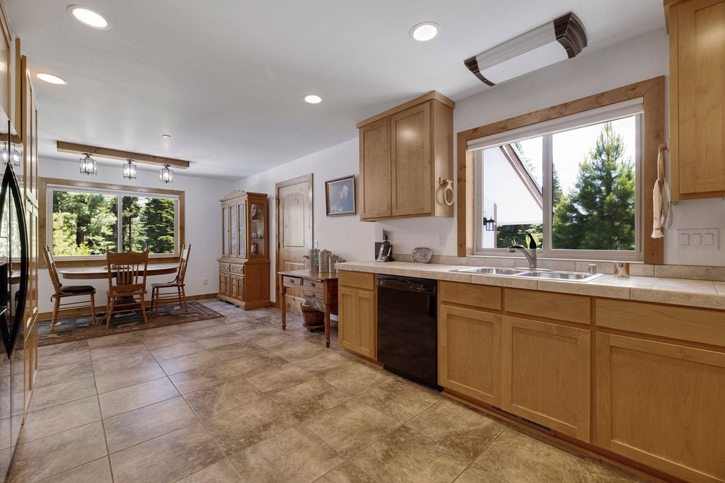 Lake Almanor, California, 96137, United States, 2 Bedrooms Bedrooms, ,2 BathroomsBathrooms,Residential,Forsale,1910295