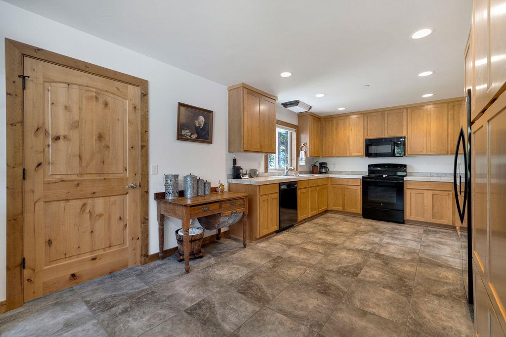 Lake Almanor, California, 96137, United States, 2 Bedrooms Bedrooms, ,2 BathroomsBathrooms,Residential,Forsale,1910295