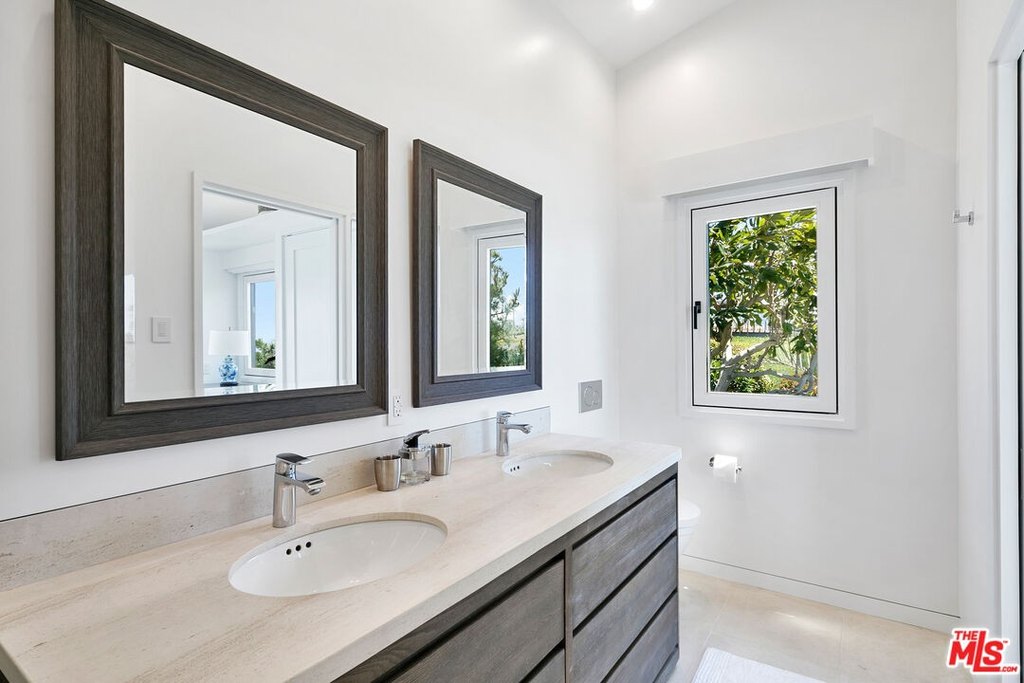 Malibu, California, 90265, United States, 3 Bedrooms Bedrooms, ,3.5 BathroomsBathrooms,Residential,Forsale,1904869