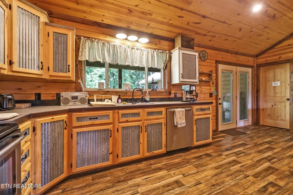MONTEREY, Tennessee, 38574, United States, 2 Bedrooms Bedrooms, ,2 BathroomsBathrooms,Residential,Forsale,1929819