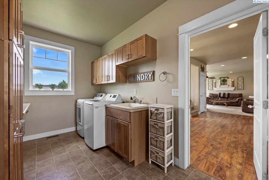 Prosser, Washington, 99350, United States, 5 Bedrooms Bedrooms, ,2.5 BathroomsBathrooms,Residential,Forsale,1964323