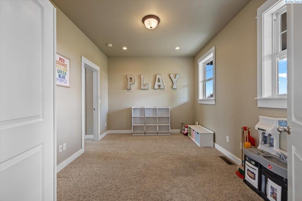 Prosser, Washington, 99350, United States, 5 Bedrooms Bedrooms, ,2.5 BathroomsBathrooms,Residential,Forsale,1964323