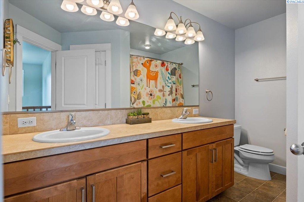 Prosser, Washington, 99350, United States, 5 Bedrooms Bedrooms, ,2.5 BathroomsBathrooms,Residential,Forsale,1964323