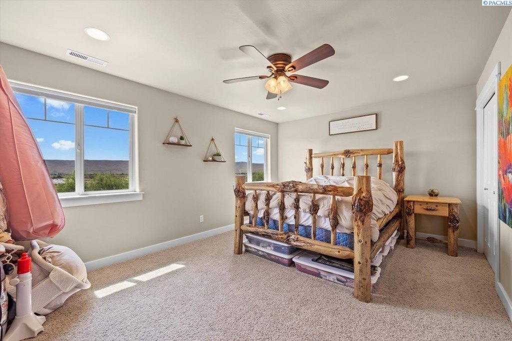 Prosser, Washington, 99350, United States, 5 Bedrooms Bedrooms, ,2.5 BathroomsBathrooms,Residential,Forsale,1964323