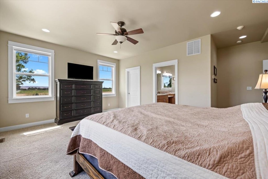 Prosser, Washington, 99350, United States, 5 Bedrooms Bedrooms, ,2.5 BathroomsBathrooms,Residential,Forsale,1964323