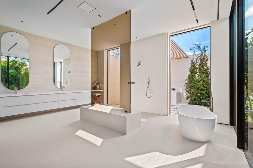 Manalapan, Florida, 33462, United States, 6 Bedrooms Bedrooms, ,6.5 BathroomsBathrooms,Residential,Forsale,1952113
