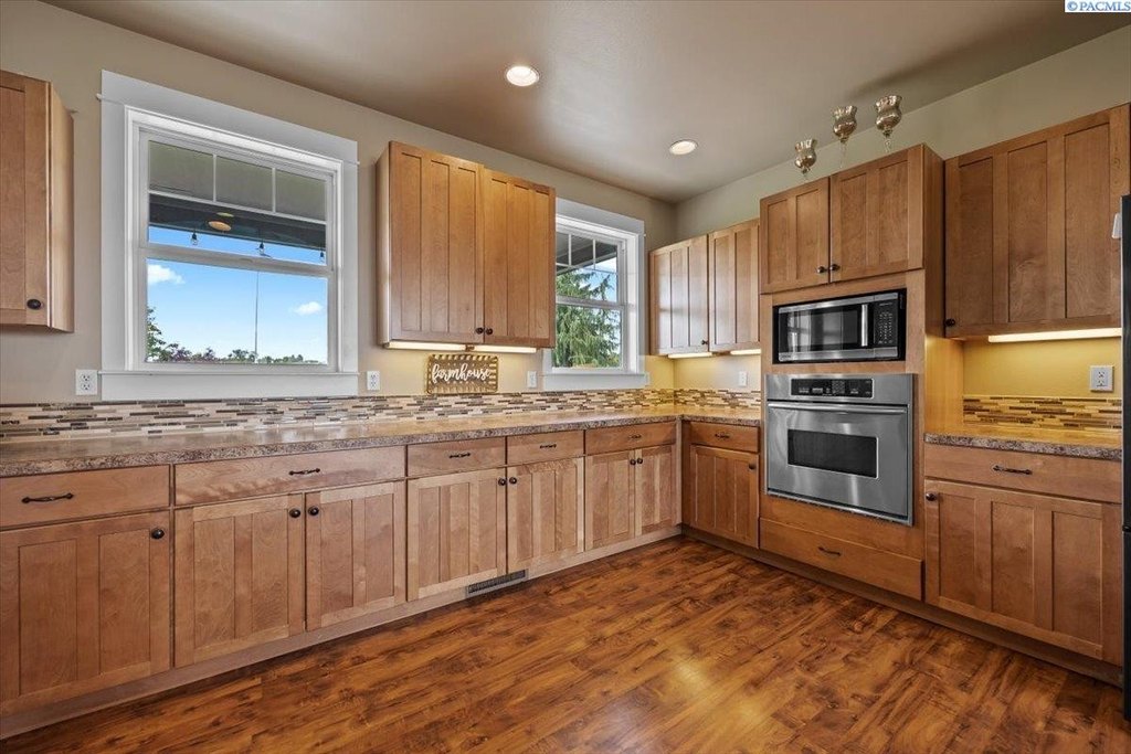 Prosser, Washington, 99350, United States, 5 Bedrooms Bedrooms, ,2.5 BathroomsBathrooms,Residential,Forsale,1964323