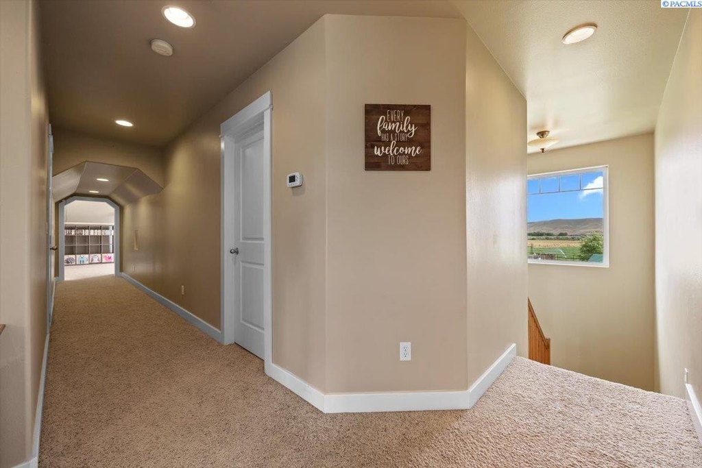 Prosser, Washington, 99350, United States, 5 Bedrooms Bedrooms, ,2.5 BathroomsBathrooms,Residential,Forsale,1964323